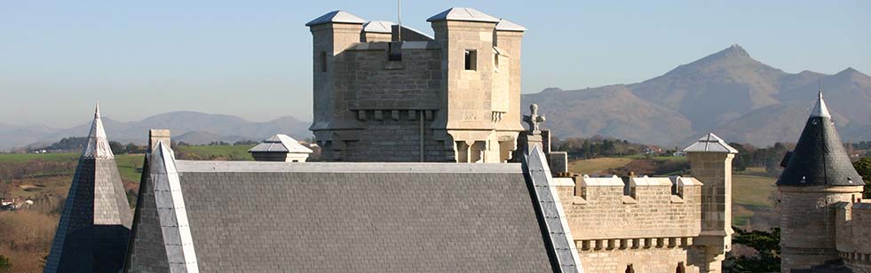 Les toitures du château d'Abbadia vers la Rhune