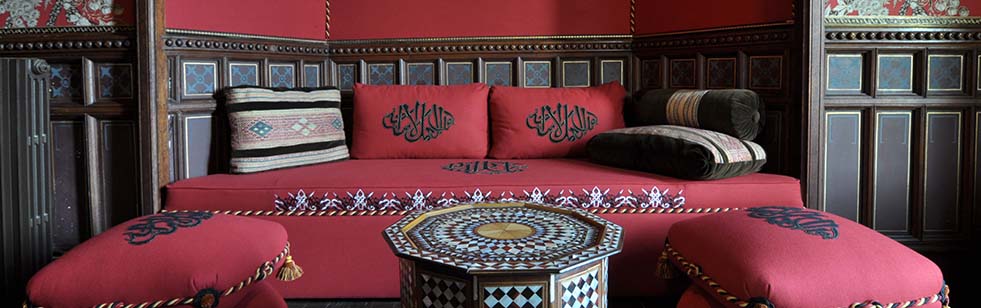 Le salon arabe. Alcôve et divans orientaux