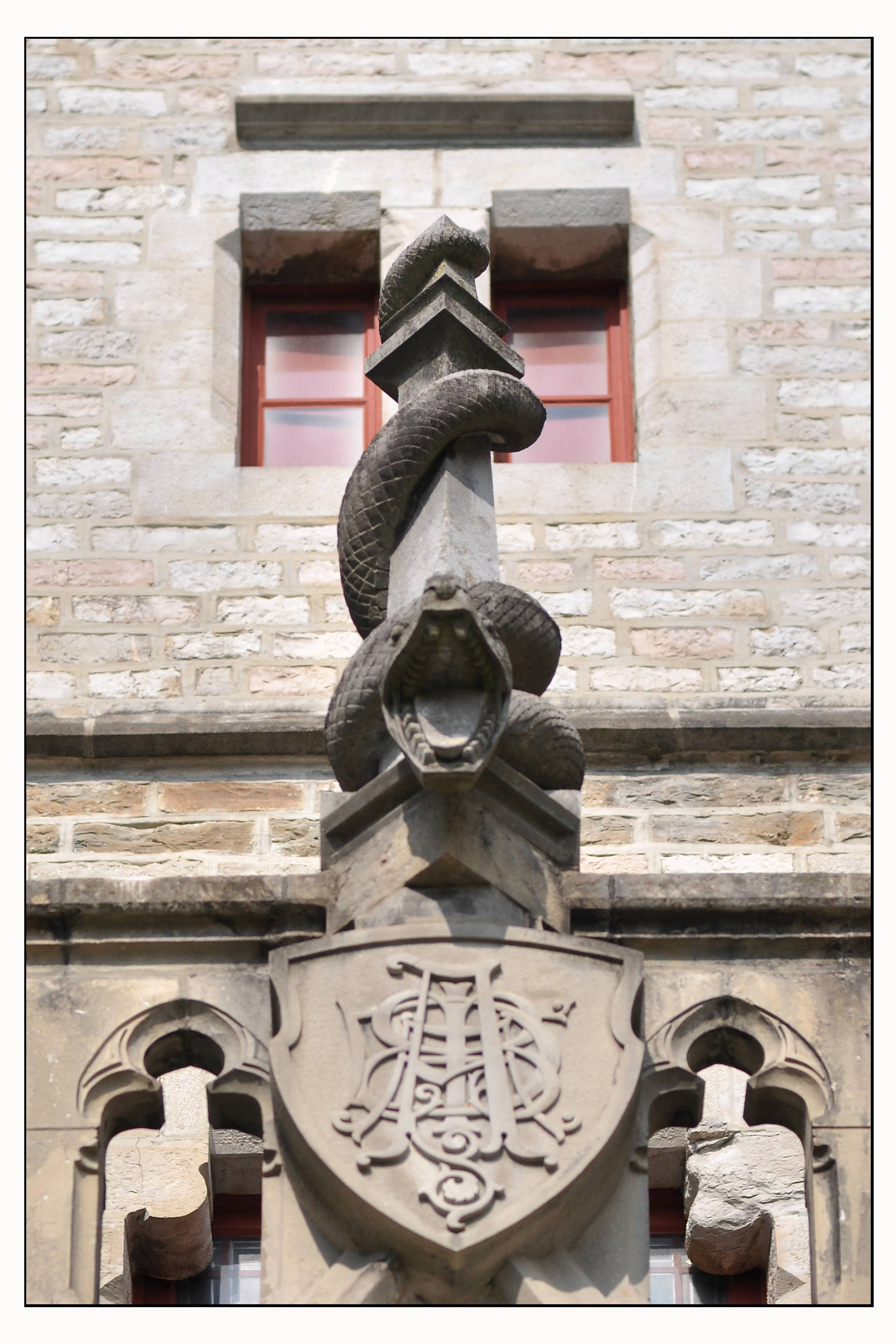 Serpent sculpté dominant le porche d'entrée d'Abbadia - Crédit : Photoclub d'Hendaye/Benat Bayle