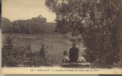 Métayer observant le château d'Abbadia au détour du bois de la pointe Sainte-Anne, vers 1904 - Crédit : Fonds privé, droits réservés