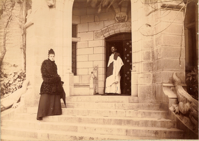 Virginie d'Abbadie et un anonyme éthiopien devant le porche d'Abbadia, années 1890 - Crédit : Abbadia-Académie des sciences