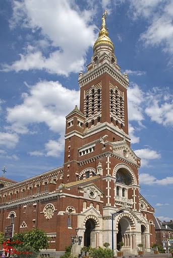 Basilique Notre-Dame de Brebières à Albert (Somme), édifiée par Duthoit, puis reconstruite à l'identique suite à sa destruction durant la Première guerre mondiale - Crédit : Lusile, droits réservés