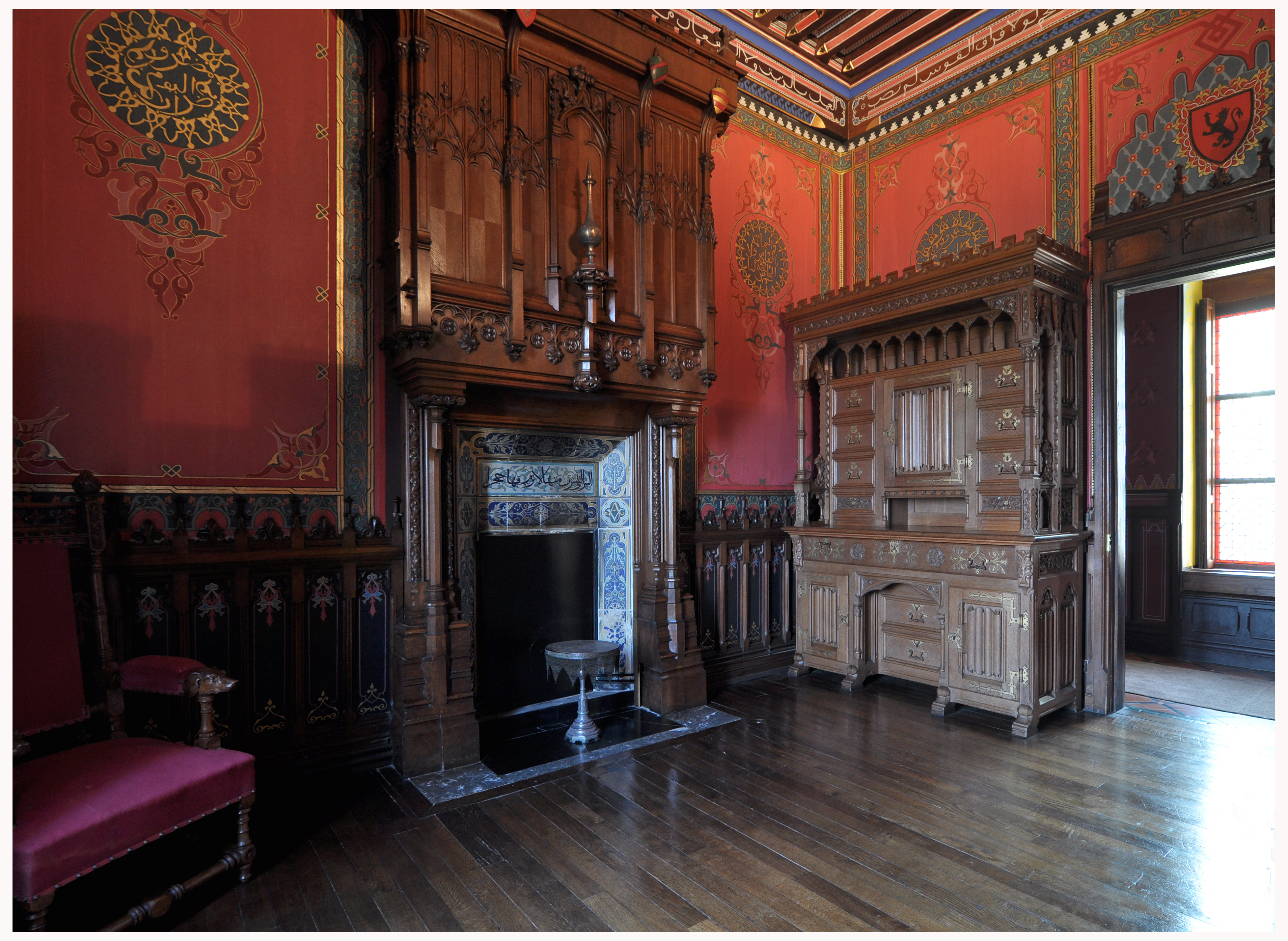 Chambre d'Honneur. Cheminée et buffet dessinés par Duthoit et exécutés par la manufacture Renaissance - Crédit : Photoclub d'Hendaye/Benat Bayle