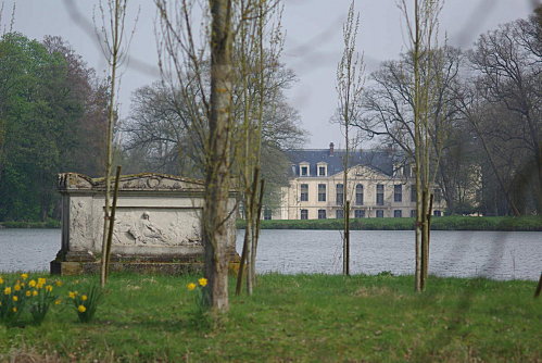 Tombeau de J.-J. Rousseau à Ermenonville - Crédit : l'Officiel Galeries & musées