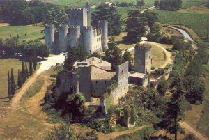 Château de Roquetaillade. Au premier plan, le château vieux. A l'arrière-plan, le château neuf restauré par Viollet-le-Duc et Duthoit - Crédit : Fonds privé, droits réservés